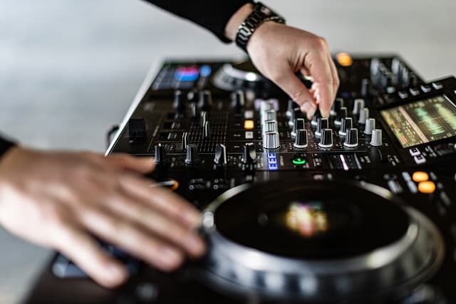 Afbeelding van blog post Verhoog uw sfeer samen met onze dj's!